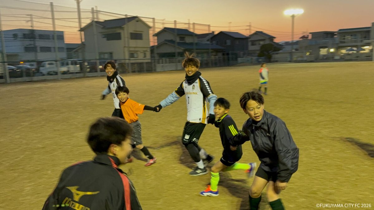 fukuyamacityFC's tweet photo. ＼福山市 市制施行110周年🌹／

福山シティFCは、広島県福山市をホームタウンとして活動し、サッカーを通じて新たな歴史をつくる挑戦を続けています⚽️

まちにクラブの存在が溶け込み、
地域の皆さんとつながり、
スタジアムにたくさんの笑顔が集まること

先日6,319人で創り上げた景色も、その挑戦の一つでした

これからも「備後福山の誇り」を胸に、このまちとともに歩み続けます🤝

#福山シティFC #福山市