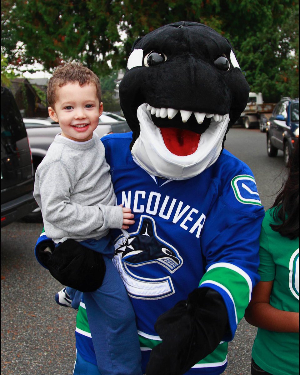 Canucks's tweet photo. Saying hello to an old friend. 🫶 https://t.co/FGPFA2FGie