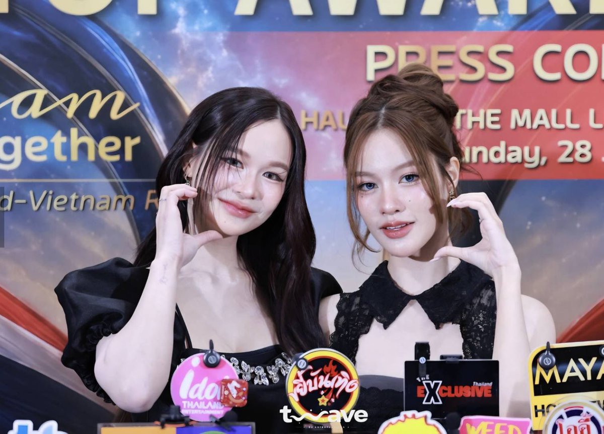 Yuriinmybrain's tweet photo. "แตงกวา-เหนือ" ออร่าฉ่ำ! ขาวโบ๊ะสะกดทุกสายตา ในงานแถลงข่าว Asia Top Awards 2026

เรียกเสียงฮือฮาและเป็นที่จับตามองตั้งแต่ก้าวแรกที่ปรากฏตัว สำหรับ "แตงกวา-พิญญาเณศวร์" และ "เหนือ-ดิสรยา" จากซีรีส์ Dangerous Queen คนโปรดของควีน" ที่มาร่วมงานแถลงข่าว ASIA TOP AWARDS 2026 ภายใต้โครงการ THAILAND–VIETNAM BUSINESS & CULTURAL EXCHANGE DAY 2026 ภายใต้แนวคิด “Growing Together: Celebrating the 50th Anniversary of Thailand–Vietnam Diplomatic Relations” ณ MCC Hall เดอะมอลล์ไลฟ์สโตร์ งามวงศ์วาน

ด้วยลุคสวยโดดเด่น ออร่าความขาวกระจ่างใสจนสะดุดทุกสายตา สร้างสีสันให้กับบรรยากาศของงานได้อย่างงดงาม

การปรากฏตัวของแตงกวาเหนือในครั้งนี้ เรียกได้ว่าเปล่งประกายทั้งบุคลิกและความมั่นใจ พร้อมรอยยิ้มที่เป็นกันเอง ทำให้สื่อมวลชนและแขกผู้มีเกียรติที่มาร่วมงานต่างให้ความสนใจ และร่วมเก็บภาพความประทับใจตลอดงาน

นอกจากความสวยสะกดสายตาแล้ว "แตงกวา-เหนือ" ยังเผยถึงความรู้สึกที่ได้ร่วมเป็นส่วนหนึ่งของงานแถลงข่าว Asia Top Awards 2026 ว่า

"รู้สึกเป็นเกียรติและดีใจ ที่มีชื่อเป็นนักแสดงที่จะได้รับการเสนอชื่อเข้ารับรางวัล Asia Top Awards 2026 ที่จะเดินทางไปรับรางวัลในวันอาทิตย์ที่ 20 ธันวาคม ที่เวียดนาม แล้วไปเจอกันนะคะ"
