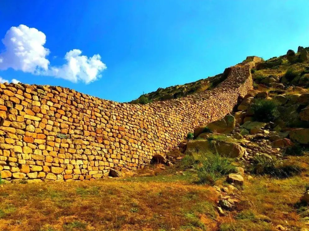 AmazingXianyang's tweet photo. 📜Over 2,000 yrs ago, the Qin Emperor ordered the building of the Great Wall from Xianyang! It was a military defense &amp; a vital shield protecting ancient civilizations.🏰✨ #Xianyang #QinCultureLegacy #AncientQinModernGlory #GreatWall https://t.co/5VHcMqlLwS