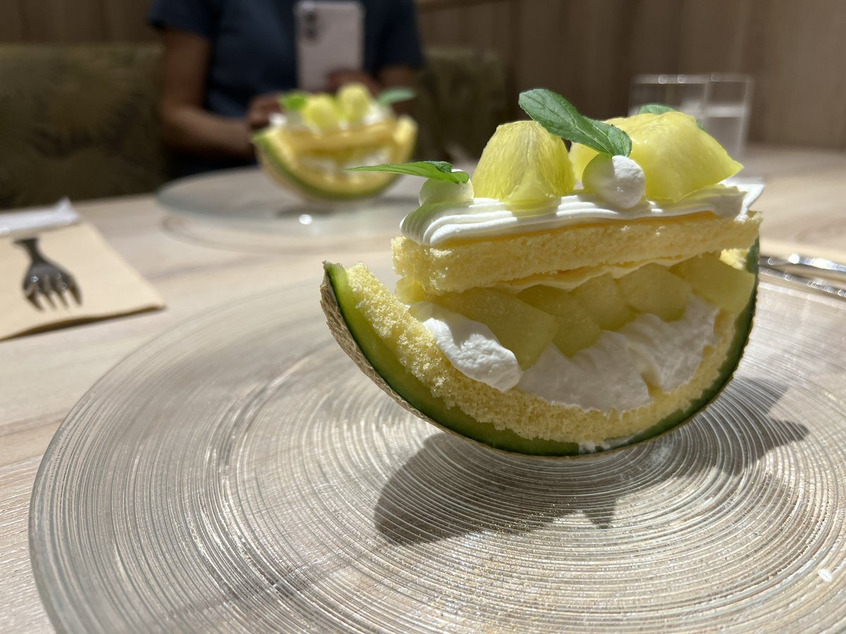 kabuhansei's tweet photo. みなさま上半期お疲れさまでした！

ネットで流れてきた美味しそうなメロンケーキを食べにきた！ https://t.co/cKMj5x0Phm
