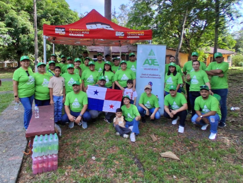 coninfo_hn's tweet photo. AJE celebra 38 años impulsando un voluntariado 
corporativo en la región
•        Cerca de 150 colaboradores de AJE y sus familias en cinco países de la región participaron en jornadas de voluntariado para conmemorar el 38 aniversario.
  https://t.co/NkdSMPxc4c https://t.co/MpiibVE1oa