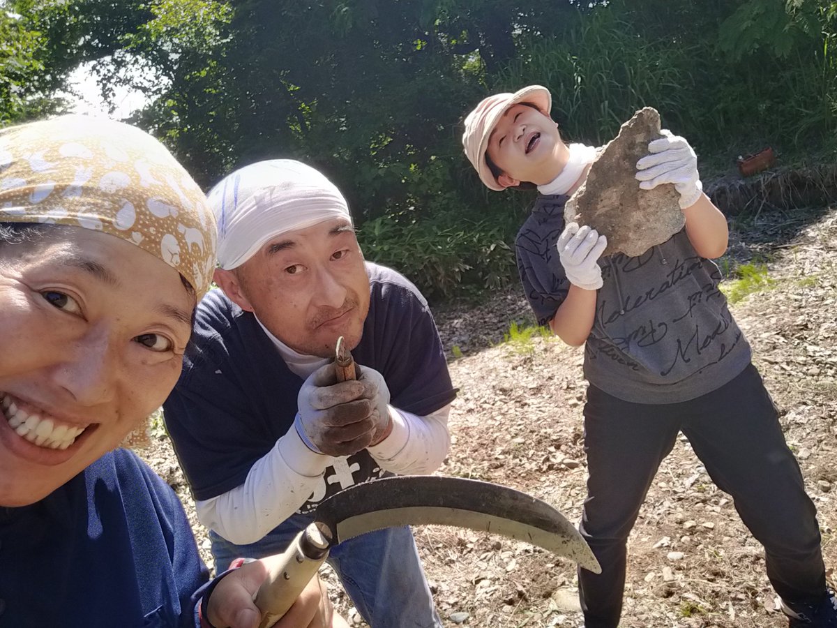 b_men_project's tweet photo. 会場になる平和の鐘の下の空き地を整備しています。7月19日、お待ちしてます！
#二神山奇譚
#び〜めんぷろじぇくと https://t.co/Bffbl2HMxS