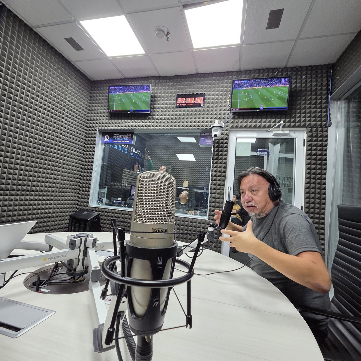 JrgNegroe's tweet photo. Aquí nos tocó ver medio partido de Mexico en el programa de radio de @elheraldoco https://t.co/jgSUCjI2P3