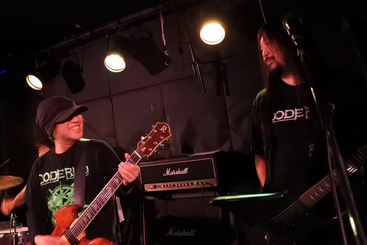 cry_ds_yi's tweet photo. 2026年7月1日(水)
本日！ついに！

CODE RED 3rd アルバム
「HELLFORGED WARPATH」

発売日です！
色々な思い出が詰まった作品です。
ほんとに色々ありました、、、。

・メンバーの脱退、
・メンバー脱退と見せかけての
　単なるローテーション（笑）
・今考えると必要だったのかなと思えてしまう
　3rd アルバム全曲なぜかわたしが歌ってREC！
　(もちろんオクラ入り囧rz)（笑）
・その間にも過去曲もVo REC！
　(もちろんオクラ入り囧rz)（笑）

そしてカスやんの死。

カスやんと共にリハしたりライブしたり
色々打合せてRECして、ミックスして
意見を出し合って、、、
もう少しで完成！ってところで
カスやんはいなくなっちゃった。（涙）

会うといつもみんなでゲラゲラ
楽しくやってたな〜
一緒にお食事してお酒飲んで音楽やって
悲しくも、さびしくも、
楽しい思い出がたくさん詰まった
アルバムです。

少しでもご興味ございましたら
ご購入いただければ幸いです。

あ！先日のレコ発ライブでも
MCでお伝えした通り！
このアルバムはまだ
メンバーローテーション前であり！（笑）

ドラムとボーカルは井上さん
ベースはもちろんアキさん
左ギターがわたくし
右ギターがカスやん
となっております！！！

カスやん！兄弟！！！
カスやんが正規メンバーとして残す
最初で最後の音源！
一緒に作れて良かったよ！

寂しいなー！くそ！！！（泣）