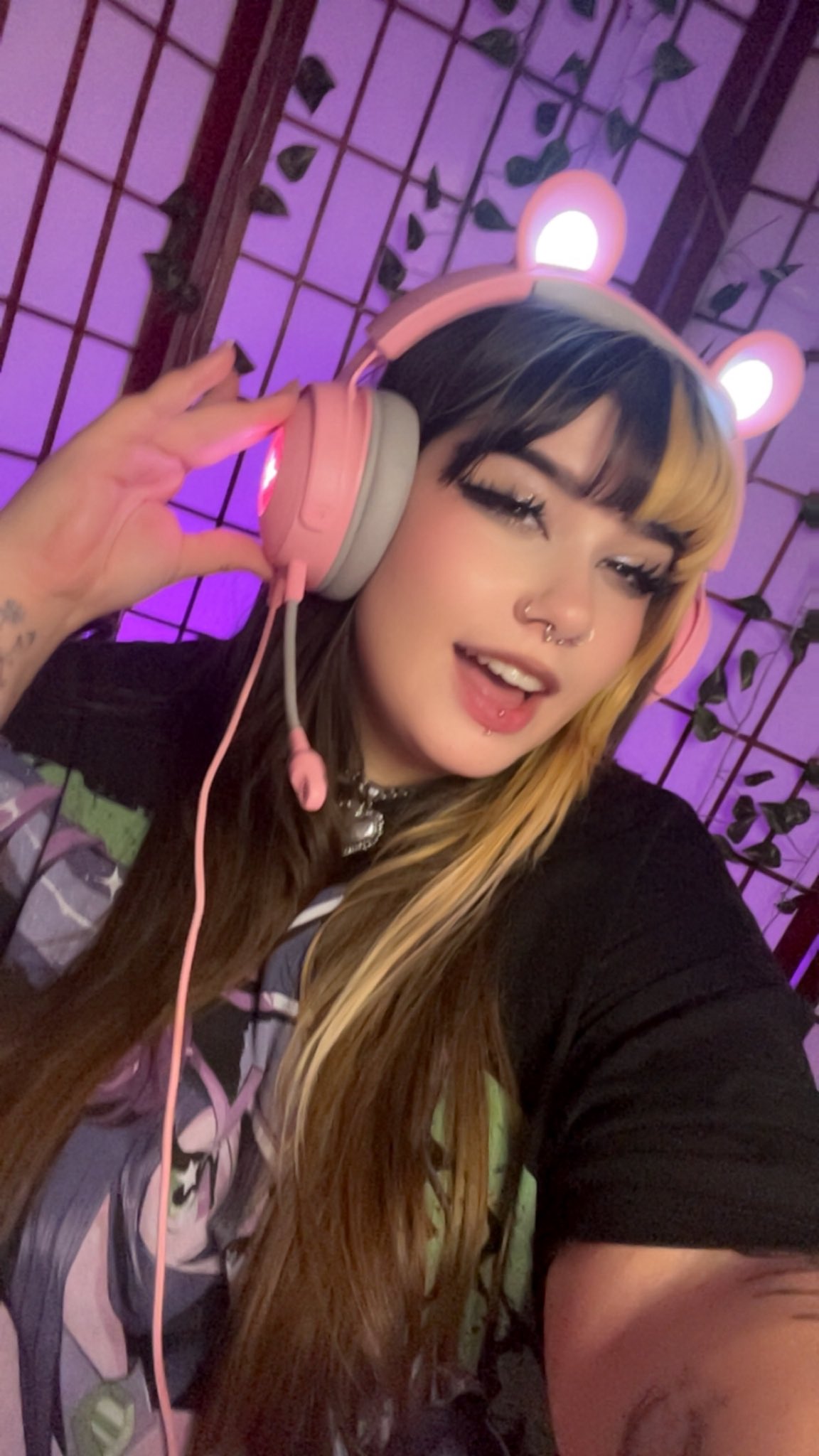On twitch rn come see me RNRNRNRNR RN!!! >:3 https://t.co/mJWM39WwpQ