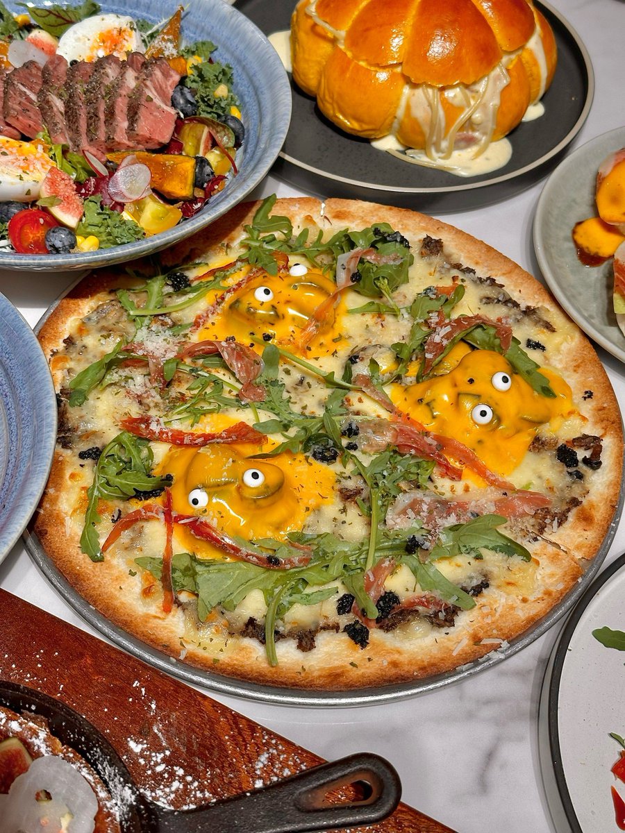 EgorovaAllena's tweet photo. Spooky season’s best! Our Halloween special meal has caramel pumpkin soup, crispy turkey drumstick u0026 witch’s brew pudding. Order now to get a free mini ghost cookie! https://t.co/03HadG0Kcz