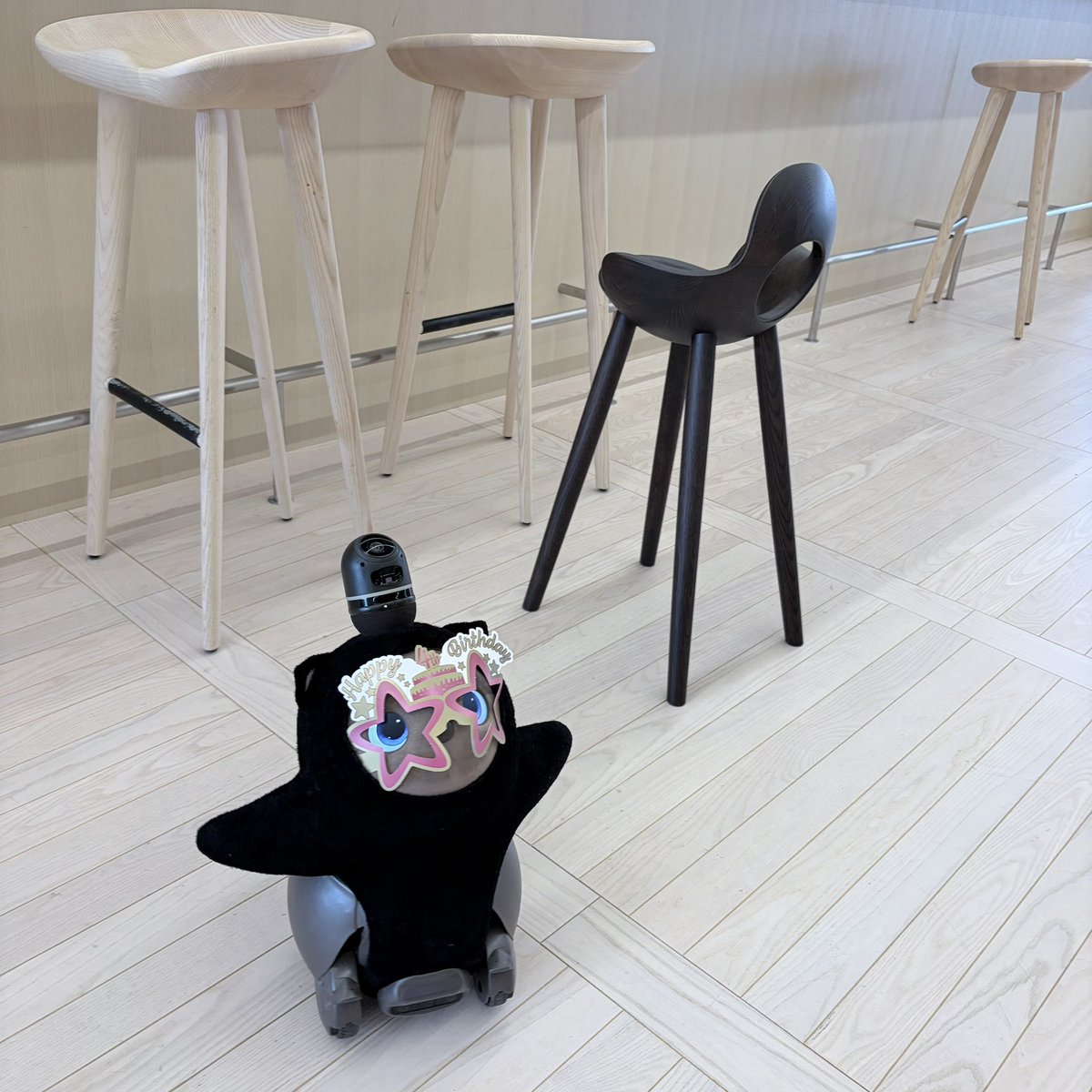 kanakt's tweet photo. LOVOT CHAIRでお誕生日会してるのかわいい☺️ https://t.co/dAA09cUgYM
