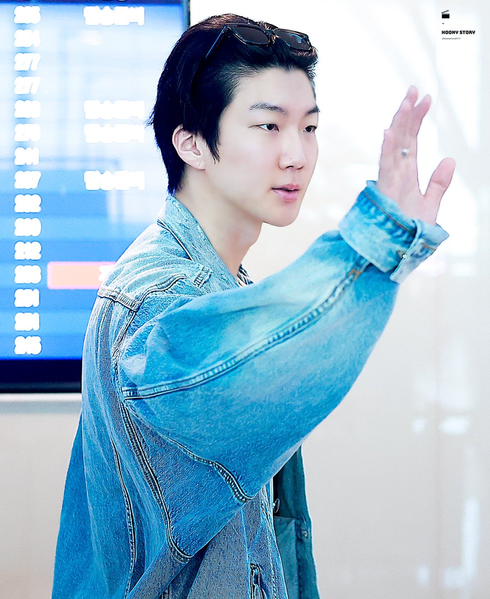 hoonystory0111's tweet photo. 260425 ICN

💙✨

#이승훈 #HOONY #위너 #WINNER

@official_hoony_ https://t.co/1hqnKSsJiu
