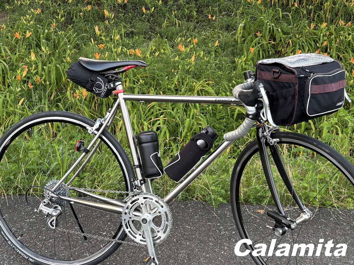 ActionSports0's tweet photo. 初夏の花、藪かんぞうが咲いた
花を愛でる　#自転車旅　をたくて
いつでもいけるように準備している(笑) 
このいでたちで、2泊3日くらいはOKだ
もちろん　 
#輪行旅 
#大人の自転車旅 
#カラミータ
ノウハウやテクニックも伝授します 
#ウエルネスサイクリング講座《無料》 

https://t.co/ix7KZiC3wr https://t.co/LdkmkDT3Al