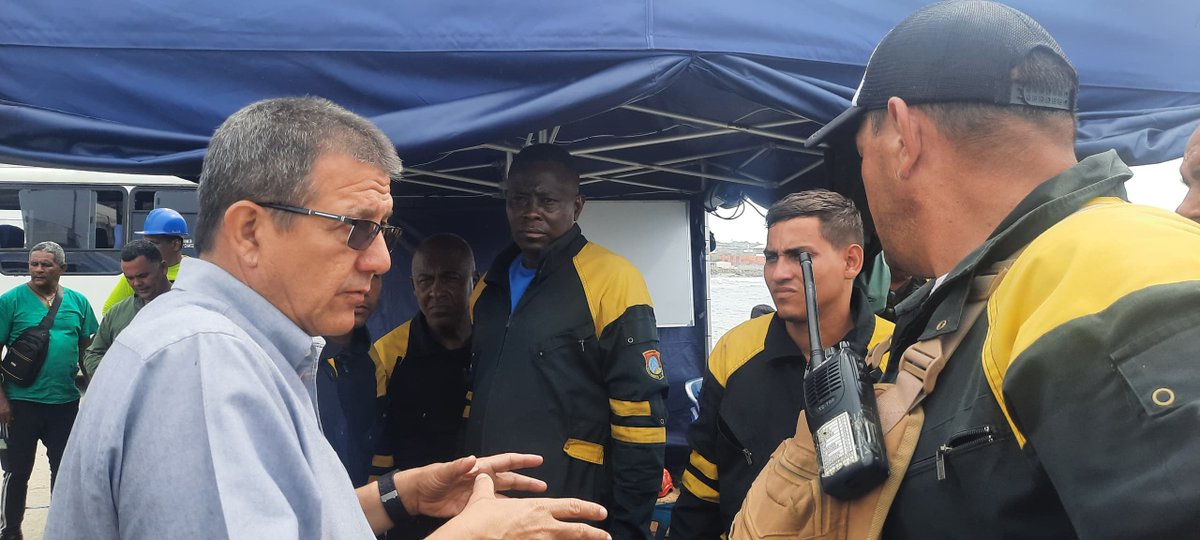 embacubaven's tweet photo. En la tarde de hoy, el Embajador Jorge Mayo visitó las zonas de labor en La Guaira e intercambió con miembros de la 👩‍🚒 Brigada Especial de Rescate y Salvamento de #Cuba 🇨🇺. 

#FuerzaVenezuela #CubaPorLaVida ❤️ https://t.co/2enIDCvkOV