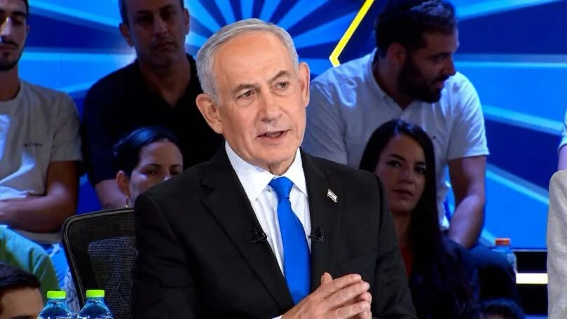 moshecoheneliya's tweet photo. נתניהו ב"פטריוטים"

נתניהו חזר ל"פטריוטים" לאחר תקופה קשה. טראמפ התהפך עלינו ב-180 מעלות. הופעל על ישראל לחץ אמריקאי מסיבי לסגת מלבנון, ואף הושמעו איומים מרומזים על עצירת חימושים אם לא נתיישר עם הדרישות. אבל נתניהו ניווט נכון את האירוע. הוא משך זמן, הוביל יחד עם מרקו רוביו להסכם המצוין עם לבנון, ונתן לסטיב ויטקוף ולג'יי די וואנס לשקוע בביצה האיראנית, כשברקע פורסמו אתמול דיווחים שלפיהם טראמפ שוקל לתקוף שוב באיראן, לאור כישלון השיחות עם המשטר האיראני. וכבונוס, נתניהו קיבל את הודעת השופטים, שלפיה דה-פקטו סעיף השוחד נגדו בתיק 4000 כבר אינו קיים.

נתניהו נראה טוב, אפילו טוב מאוד, עבור אדם המתקרב לגיל 80 ומתמודד בהצלחה עם לחצים בלתי נתפסים. למרות שהוא רזה יותר, פניו נראות חיוניות ולא חיוורות, משום שלדבריו הוא מקפיד לעסוק בספורט. נתניהו מבין היטב, על משקל דבריו של מרשל מקלוהן ש"המדיום הוא המסר", שגם "המראה הוא המסר". נוסף על כך, הוא ידע לשלב הומור עם אמירות נוקבות, בטון סמכותי אך לא מאיים מדי. במינון המדויק של כוח שאינו מתאמץ.

נתניהו בא לנצח את הבחירות. הוא ממוקד מטרה. המסר שלו משלב בין החוץ לבין הפנים. כלפי חוץ הוא טוען, ובמידה רבה של צדק, שהוא היחיד שהיה יכול להביא את התוצאות המרשימות של המלחמה. לא איזנקוט, לא בנט, ובוודאי לא לפיד. הם היו מתיישרים עם הלחץ האמריקאי ומפסיקים את המלחמה כבר בשלב הכניסה לרפיח. הם היו נכנעים, וכלי התקשורת ההגמוניים היו משווקים גם את זה כהצלחה גדולה. בעניין הזה נתניהו בהחלט צודק. הוא גילה נחישות, אורך רוח, התמדה ויכולת תמרון יוצאת דופן, שהובילו אותנו להישגים גדולים בשדה הקרב – גם אם עדיין לא לניצחון המוחלט.

נתניהו ממוקד מטרה גם בזירה הפנימית. בממשלה הבאה שיקים הוא מבקש להסדיר את הפצע הכואב של חוק הגיוס, וגם להשיב את הריבונות לעם, לאחר מה שהוא רואה כהשתוללות חסרת גבולות של היוריסטוקרטיה הישראלית. הוא חותר לעשות זאת על בסיס הקואליציה הנוכחית, תוך הרחבתה בעתיד באמצעות שותפים שיסכימו להיכנס לדיאלוג על ההסדרה החוקתית הנדרשת לישראל. בכך הוא פונה גם למאוכזבי הליכוד וגם למי שמחפשים יציבות חוקתית, וקורא להם למעשה לשוב הביתה.

נתניהו הוא אדם בעל ראייה היסטורית. הוא מונע מתחושת שליחות עמוקה שלפיה הוא פועל למען עם ישראל ולמען הדורות הבאים. הוא לא יעזוב את כיסאו עד שיראה את מדינת ישראל כמעצמה אזורית, הנהנית לא רק מעליונות צבאית ומעוצמה כלכלית במזרח התיכון, אלא גם מעצמאות אנרגטית, עצמאות חימושית ומדיניות חוץ שאינה שמה את כל הביצים בסל האמריקאי בלבד, אלא נשענת גם על מדינות מפתח כמו הודו, גרמניה ומעצמות אזוריות נוספות. ואת כל אלה ניתן להשיג גם באמצעות כוח השפעה רך.

נתניהו מוצג בתקשורת המזוהה עם השמאל כ"מפלג". אתמול הכותרות שרצו בכלי התקשורת ההגמוניים התמקדו בהלצה שלו, שלפיה הדבר העיקרי שהשתנה אצלו מאז 7 באוקטובר הוא העובדה שרזה. אולם הראיון כולו עסק בדבר אחר לחלוטין: בניסיון לעצב את דמותו כמנהיג היסטורי, ולא רק כפוליטיקאי המתמודד על קדנציה נוספת.

מנהיגים גדולים אינם נבחנים רק בהחלטות שקיבלו בזמן אמת, אלא גם בסיפור שהם מצליחים לספר על תקופתם. נתניהו מבקש שהסיפור שלו יהיה סיפורו של המנהיג שהוביל את ישראל להישגים חסרי תקדים במלחמה, ביסס אותה כמעצמה אזורית, והשלים את תיקון מערכת המשפט לאחר עשרות שנים של חוסר איזון. אם יצליח בכך, הוא יבטיח לעצמו מקום מרכזי בדברי ימי המדינה, לפחות כמו המקום ששמור לראש ממשלת ישראל הראשון דוד בן גוריון.