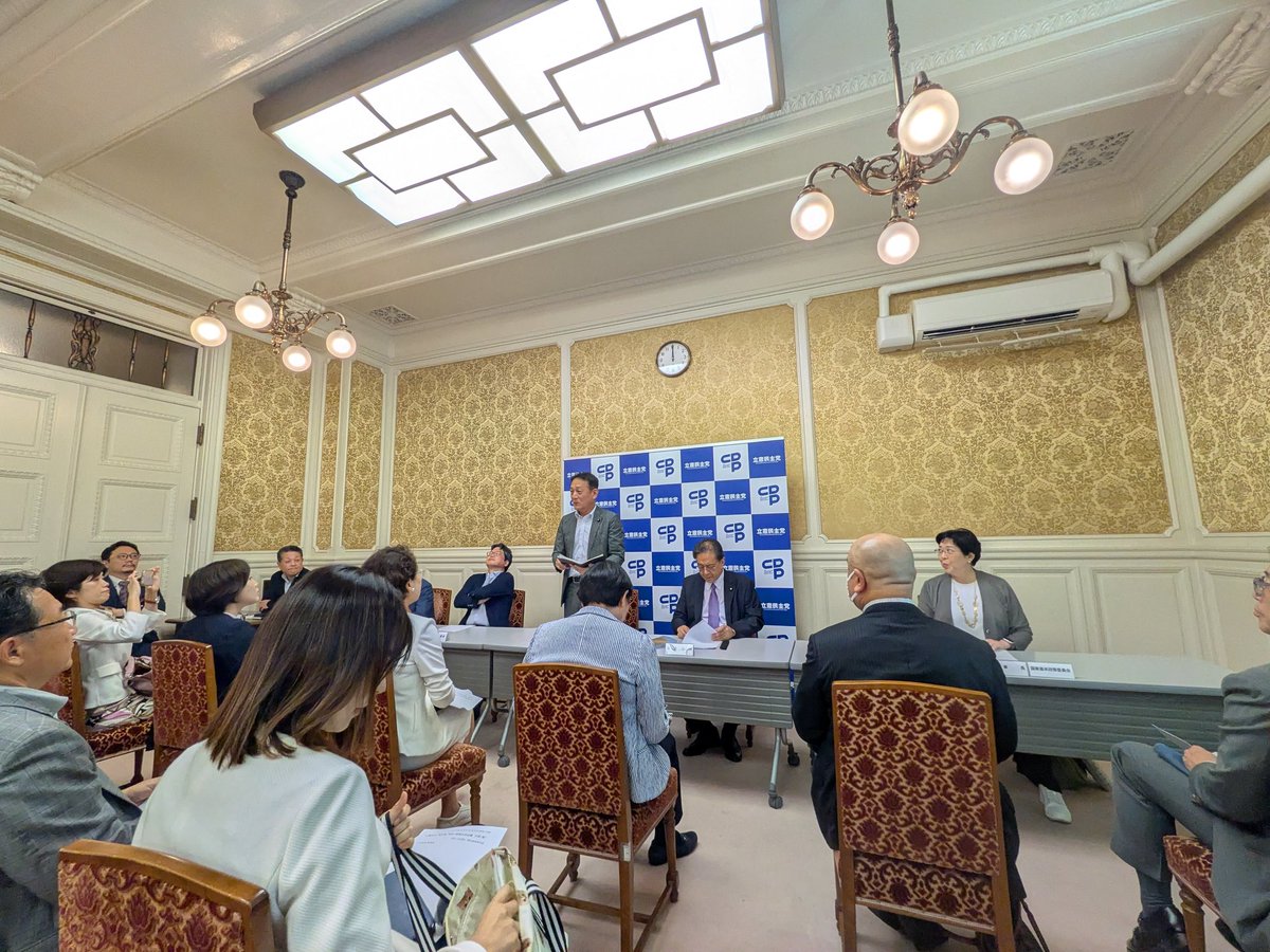 hideyaemma's tweet photo. 昼の国対理事合同会議で斎藤国対委員長から当面の対応の説明。来週月曜日の決算委で総理入りの総括質疑あり。一方、野党が一致して求めている予算委集中審議はいまだメド立たず。「政府与党の対応は乱暴で行き当たりばったり。これまで積み上げてきたルールが破られ、これが前例になっては困る」。 https://t.co/vj6qS062F4