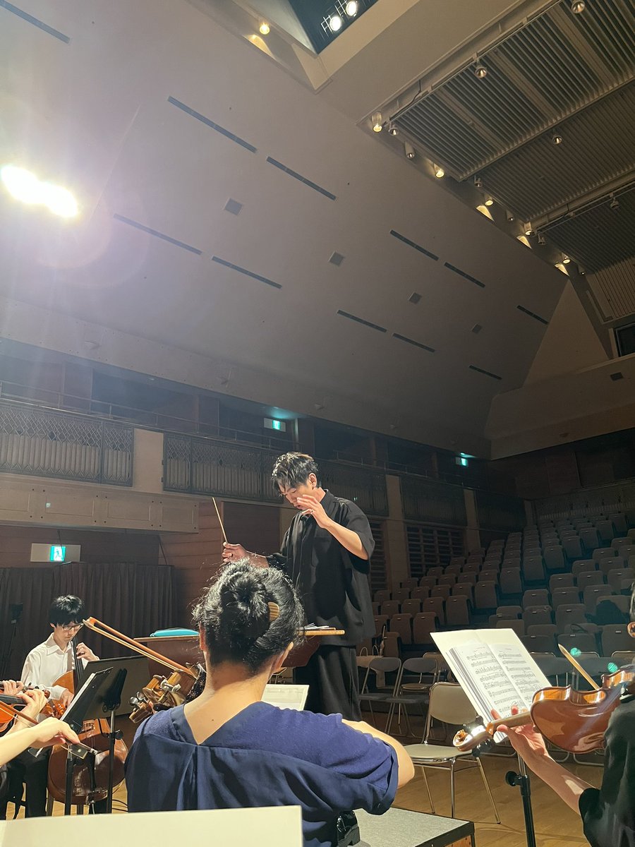 EnsembleFLOTT's tweet photo. 【🎶本日🎶】【🎶当日券あり🎶】
童謡の日コンサートin神戸本日開催です🎵
リハーサルでホールが大合唱の響きにつつまれています✨
東灘文化センターうはらホールにて14時開演です。駅から傘いらず！住吉駅直結のうはらホールでお待ちしております🕊️ https://t.co/vFGprOZFfc