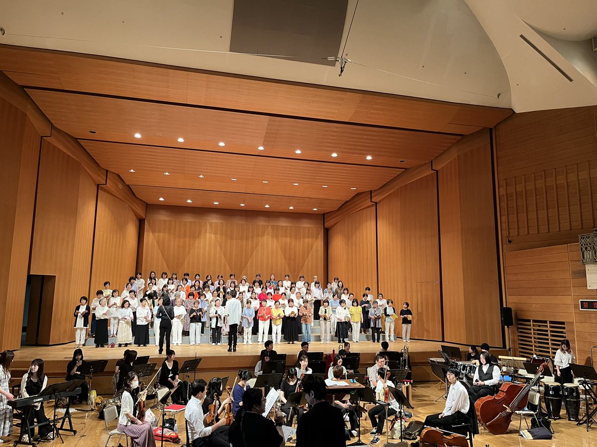 EnsembleFLOTT's tweet photo. 【🎶本日🎶】【🎶当日券あり🎶】
童謡の日コンサートin神戸本日開催です🎵
リハーサルでホールが大合唱の響きにつつまれています✨
東灘文化センターうはらホールにて14時開演です。駅から傘いらず！住吉駅直結のうはらホールでお待ちしております🕊️ https://t.co/vFGprOZFfc