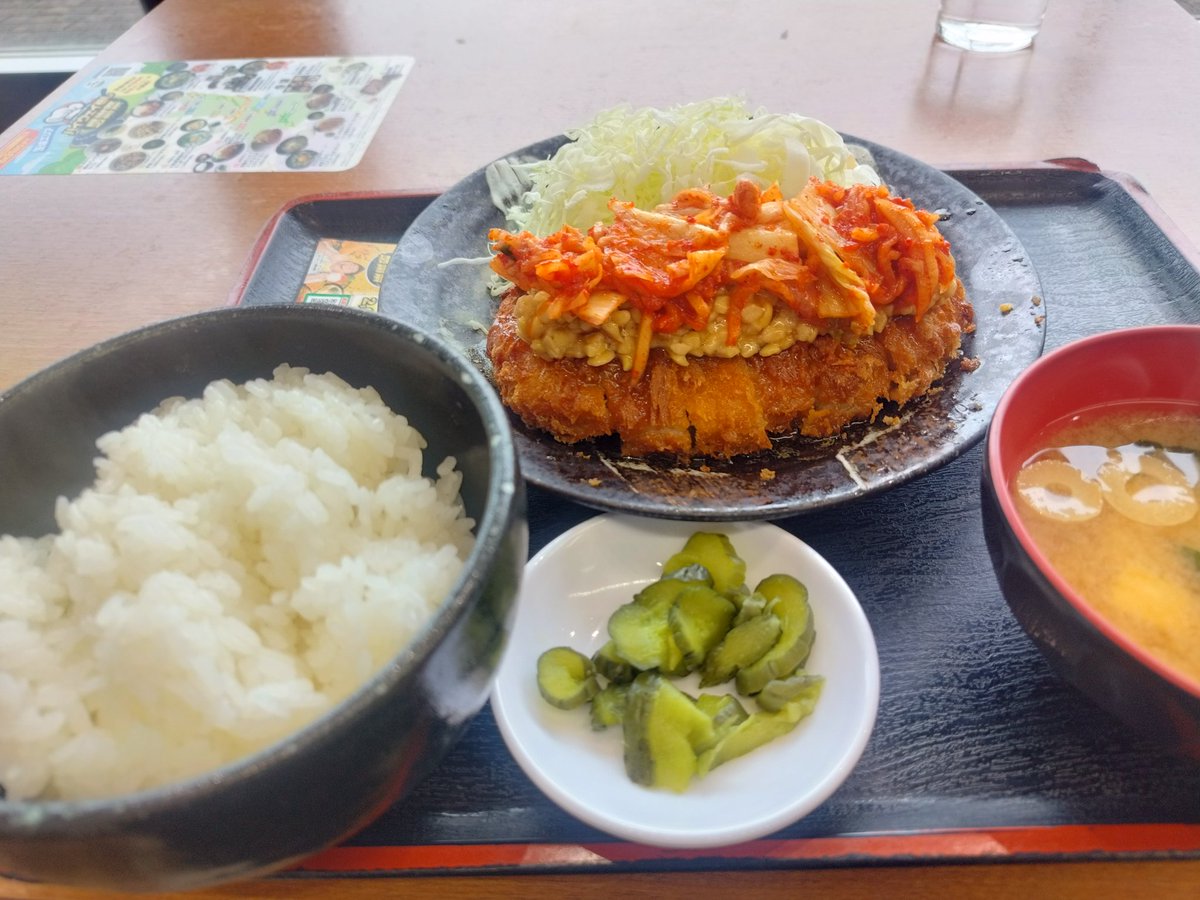 0TAOOO2's tweet photo. 初めて立ち寄ったこちらのPAで430休憩＆飯活😑🌱 ͛.*
ハイウェイめし感謝祭看板メニュー「二代目納豆キムチかつ定食」1,400円を
ｲﾀﾀﾞｷ━(人˙꒳​˙  )━ﾏｽｯ https://t.co/J7m2XLbG4l