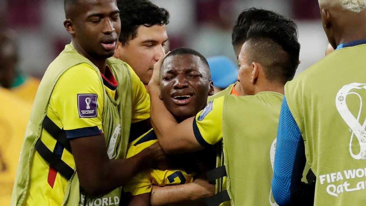 MIsabelCP14's tweet photo. Recuerdo tanto esta escena del mundial de Qatar, ¿Qué pasó con este Moisés Caicedo? ¿Dónde quedó ese muchacho que jugaba con alma y con huevos? https://t.co/nx3zwUvIiH