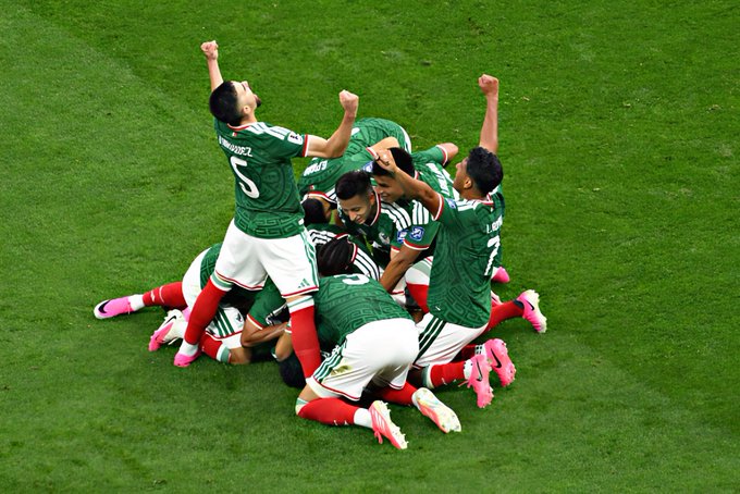 BrunoCortesFP's tweet photo. Minuto 80’ en el Azteca: México gana 2-0 a Ecuador y mantiene el control del partido. El Tri está cada vez más cerca de octavos. #YSiSi https://t.co/ShisTT5k1O