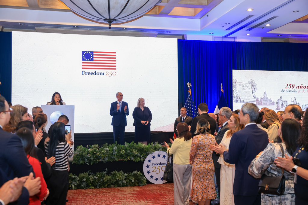 EdithMCopland's tweet photo. 🇺🇸🎙️Más que una celebración, el almuerzo por el 250 Aniversario de la Independencia de Estados Unidos se convirtió en una fotografía del poder en Honduras. https://t.co/WB5rAx9VyH