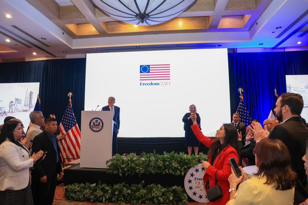 EdithMCopland's tweet photo. 🇺🇸🎙️Más que una celebración, el almuerzo por el 250 Aniversario de la Independencia de Estados Unidos se convirtió en una fotografía del poder en Honduras. https://t.co/WB5rAx9VyH