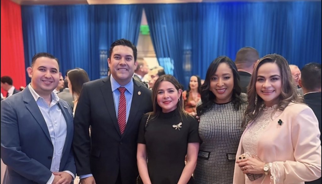 EdithMCopland's tweet photo. 🇺🇸🎙️Más que una celebración, el almuerzo por el 250 Aniversario de la Independencia de Estados Unidos se convirtió en una fotografía del poder en Honduras. https://t.co/WB5rAx9VyH