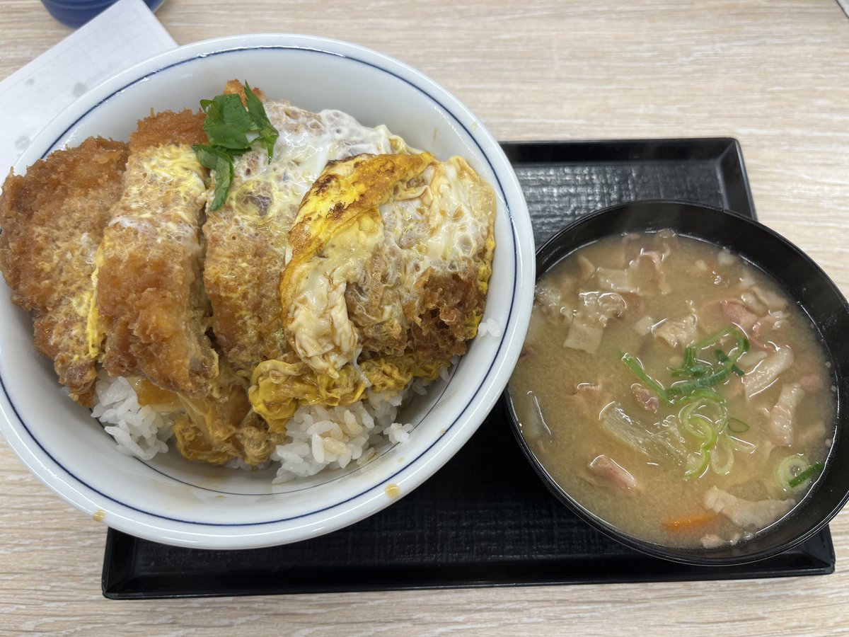 matzmy_mac's tweet photo. かつやにて、カツ丼梅・豚汁小。
割引券の期限が短いのが玉に瑕。
ご馳走様でした🔥 https://t.co/JsYZ5Rkn8T