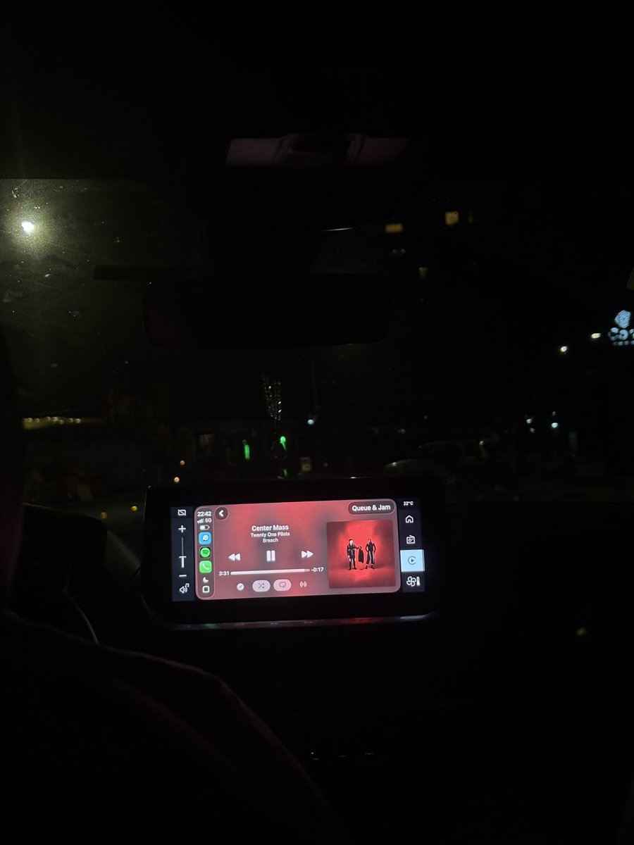 Igormacci's tweet photo. As vezes tudo que a gente precisa é cantar downstairs andando de carro com os amigos https://t.co/8P8UEOHPkX