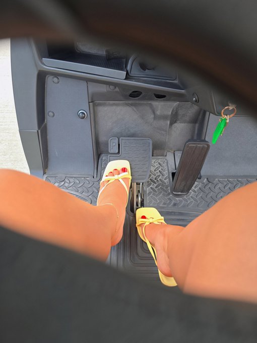 Annabelle Rogers - 4 pic. Golf cart babe alert https://t.co/e1c011KlYP