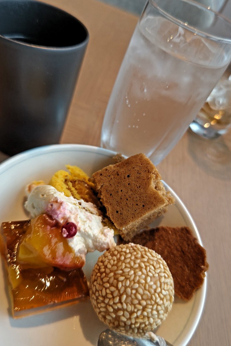 TKGban's tweet photo. #Hilton名古屋
#王朝
#贅沢ビュツフェ
#Lunch
自分へのご褒美
ゆっくり
まったり
好きなものを好きなだけ食する

腹ぱんちくりんです。ｗｗ

年齢的なものか、歯並びが奇形なので歯医者から奥歯が抜けて入れ歯生活になると言われてから
食べてみたいものを食べることにしたｗ https://t.co/JxRGP7Mivt