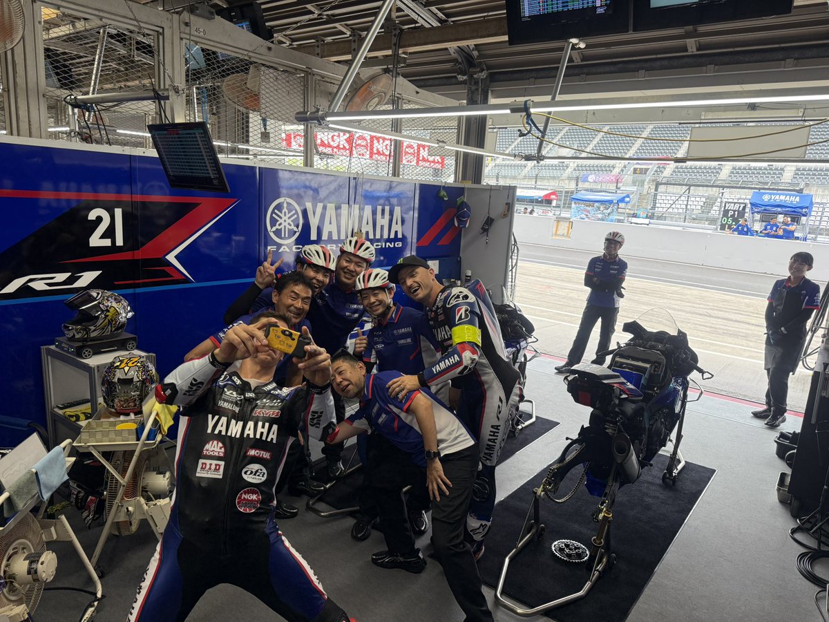 yamaha_race's tweet photo. #鈴鹿8耐
現地は雨が降り始めました☔️
午前中のセッションを終えてライダーたちはお昼休憩を取っています。

午前中のヤマハファクトリーのピットの写真をお届け🤳 https://t.co/5e02HoLcQ7