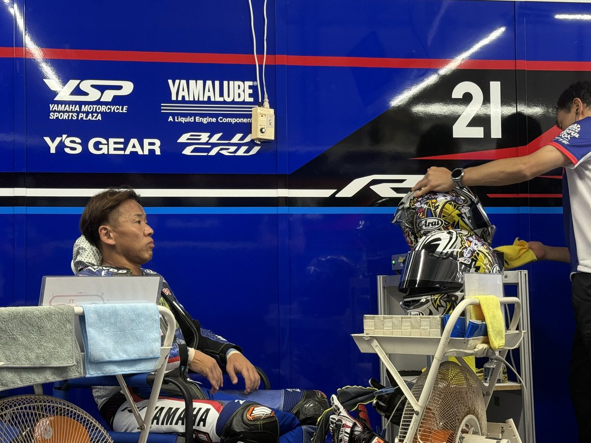 yamaha_race's tweet photo. #鈴鹿8耐
現地は雨が降り始めました☔️
午前中のセッションを終えてライダーたちはお昼休憩を取っています。

午前中のヤマハファクトリーのピットの写真をお届け🤳 https://t.co/5e02HoLcQ7
