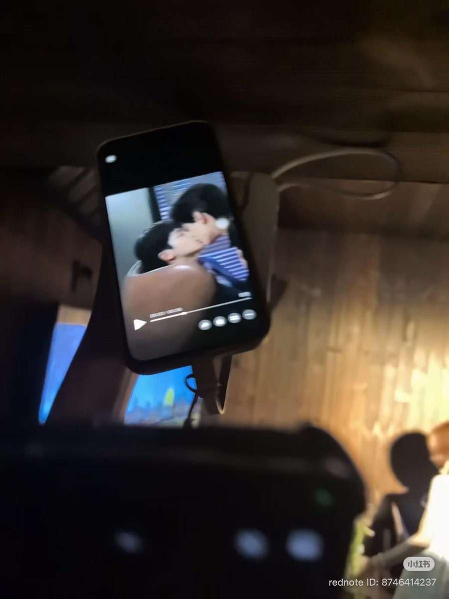 hakyuunamatata's tweet photo. I thought it was an accidental kiss?! and leizi did NG too much to the point the director had to call him out to stop kissing yueyue 😭😭 THIS DOESN'T LOOK LIKE IT WAS AN ACCIDENT?! https://t.co/FqtSINO6rS