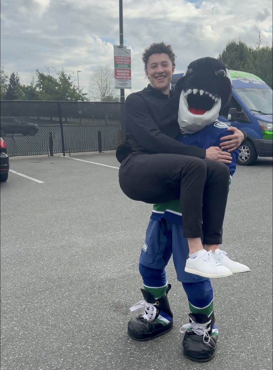 ArashMemarzadeh's tweet photo. that's your future #Canucks captain Caleb right there https://t.co/uaKvypGWNe