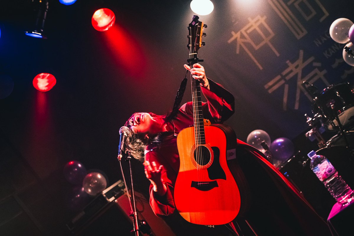 49M_89s's tweet photo. \      7 月 に な り ま し た      /

改めて神崎渚7DAYS、
そしてアフターパーティー、
本当にありがとうございました.

たくさんの人にでっかい愛貰って
1日落ち着いて考えたら寂しくなって、
また踏ん張らないとなあって、
まだ思考がぐるぐるしているけど
今年も無事迎えられました.

本当に遊びに来てくれてありがとう、
一緒にやってくれた仲間たちにも大感謝、
なによりもMUSICFARMに大大大感謝.
毎日遊びに来てくれた人、尊敬.

とめないぞ〜、まだまだ進むぞ〜.
来年は30歳かあ、なにしようかね、
また会う約束をしようね.

鮮明に蘇ってくる、素敵な写真は
アー写もとってくれている
じょーくん[@a_jo__ba ]だよ.

まだまだ沢山あるからたのしみにしててね.

改めて本当にありがとうございました.
生かしてくれてありがとう.
もうちょっと、がんばるぞ.