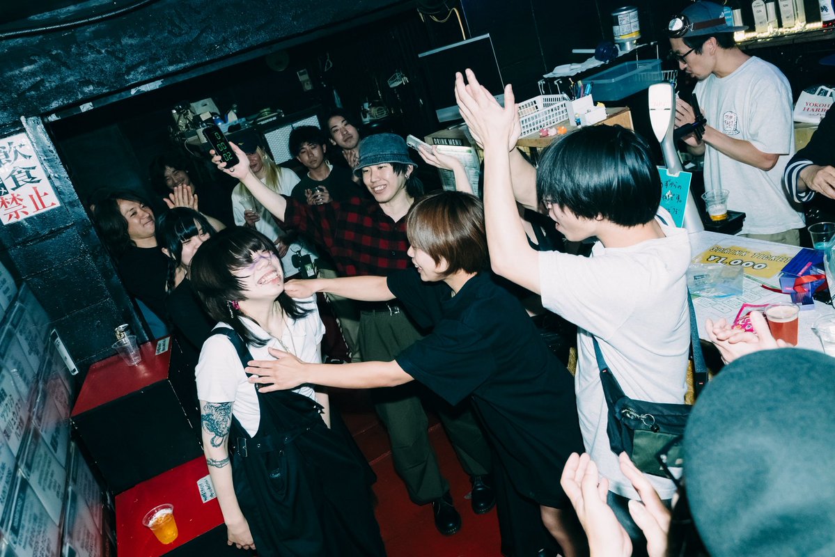 49M_89s's tweet photo. \      7 月 に な り ま し た      /

改めて神崎渚7DAYS、
そしてアフターパーティー、
本当にありがとうございました.

たくさんの人にでっかい愛貰って
1日落ち着いて考えたら寂しくなって、
また踏ん張らないとなあって、
まだ思考がぐるぐるしているけど
今年も無事迎えられました.

本当に遊びに来てくれてありがとう、
一緒にやってくれた仲間たちにも大感謝、
なによりもMUSICFARMに大大大感謝.
毎日遊びに来てくれた人、尊敬.

とめないぞ〜、まだまだ進むぞ〜.
来年は30歳かあ、なにしようかね、
また会う約束をしようね.

鮮明に蘇ってくる、素敵な写真は
アー写もとってくれている
じょーくん[@a_jo__ba ]だよ.

まだまだ沢山あるからたのしみにしててね.

改めて本当にありがとうございました.
生かしてくれてありがとう.
もうちょっと、がんばるぞ.