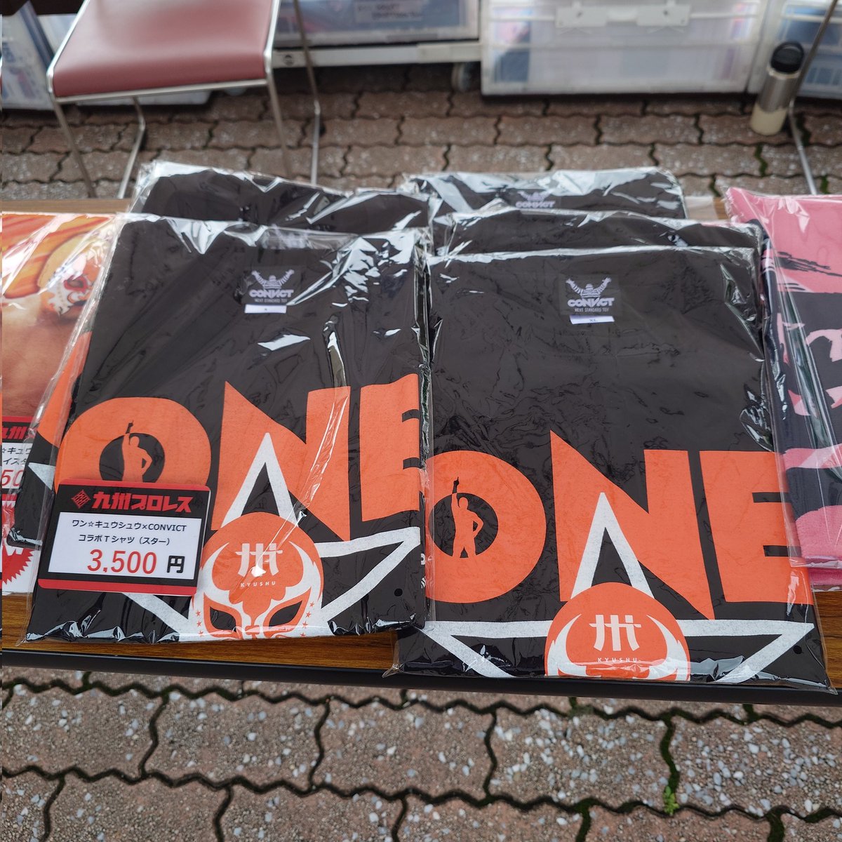 r_theconvict's tweet photo. ワンキュウシュウ選手とのコラボTシャツ、通販でも買えるようですよ！https://t.co/BL4Le6H2UL
#九州プロレス #qpro https://t.co/G0UqinE9Qd