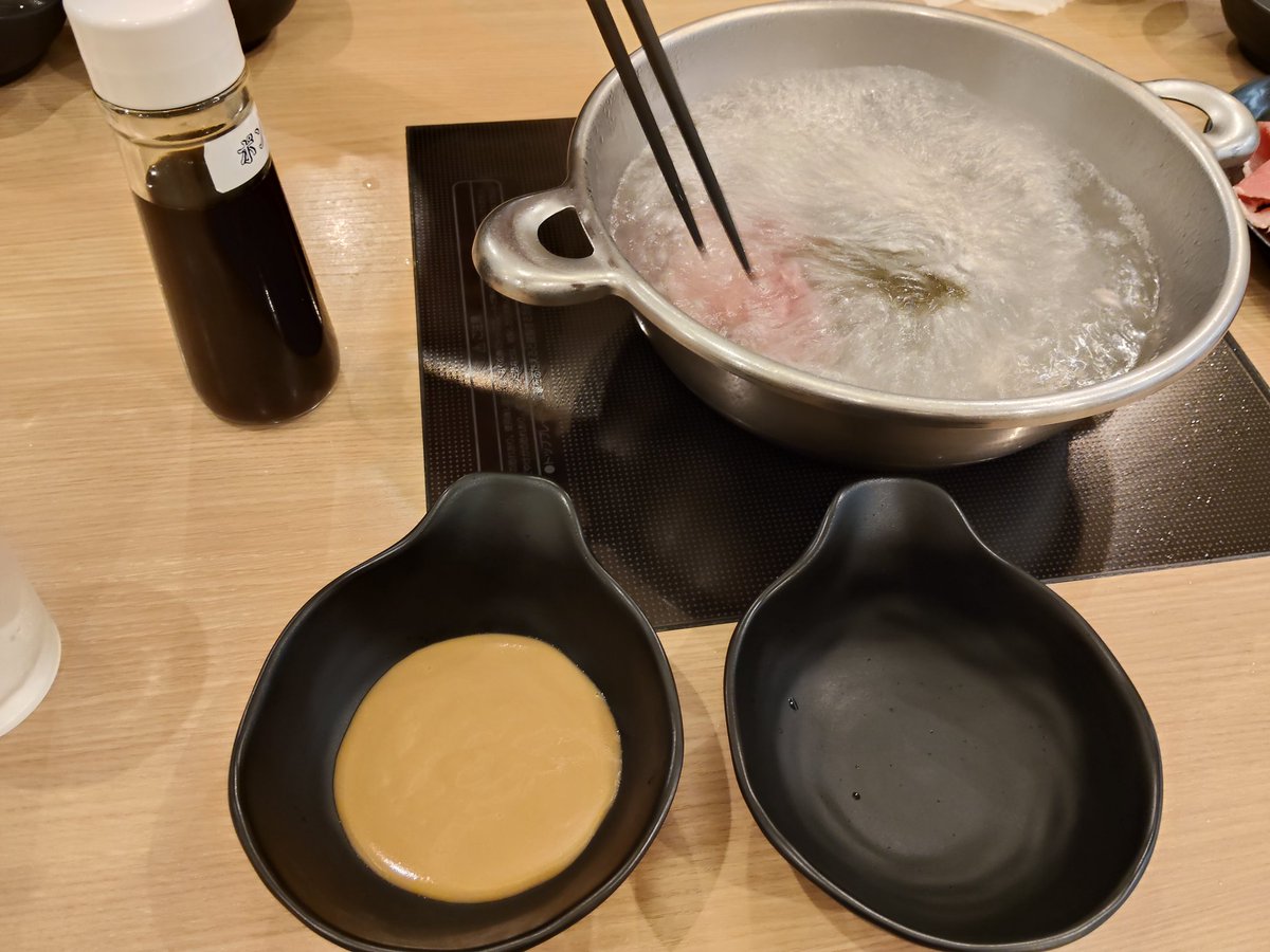 mapple777a's tweet photo. チト休憩～☕
ママとしゃぶしゃぶ来たよ～🐮🥓
今月の稼働で戦うスタミナを💪🔥
しゃぶしゃぶで付けます🏃‍♀️💨 https://t.co/uYh0VZME62