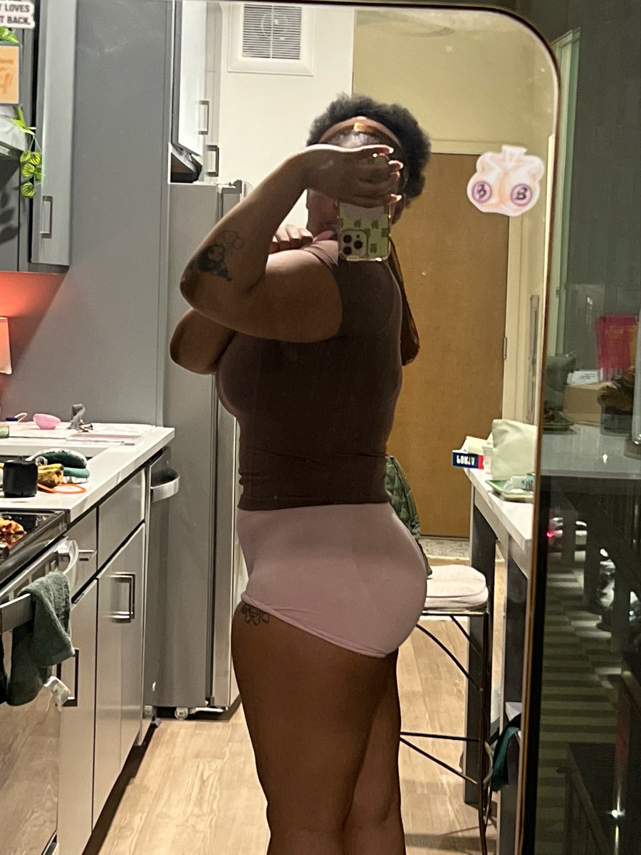 itsbellacoven's tweet photo. Don’t I look good 🥰 
Wanna see what’s underneath 😉
#DommeLine https://t.co/H2F4V8y79I