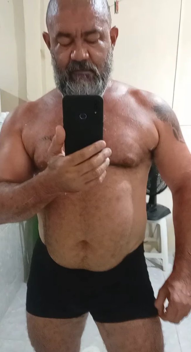 Josqow's tweet photo. Alguém tem foto desse paizão pelado?? https://t.co/m4L0m3l4rI