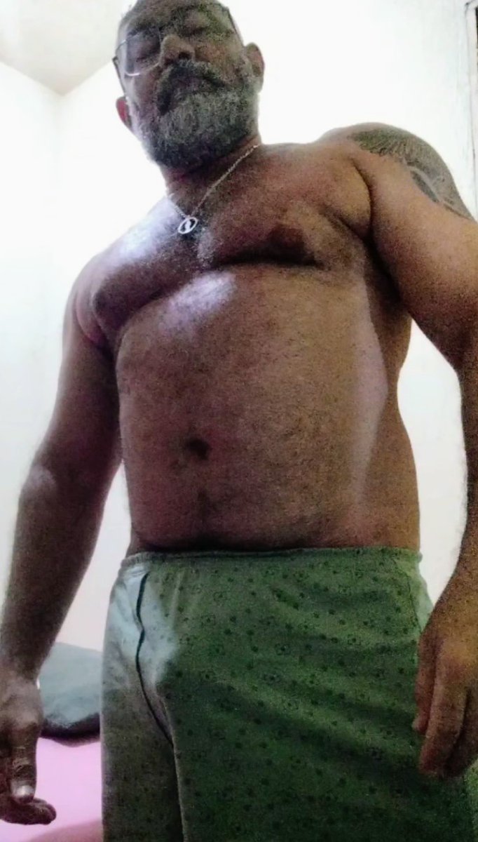 Josqow's tweet photo. Alguém tem foto desse paizão pelado?? https://t.co/m4L0m3l4rI