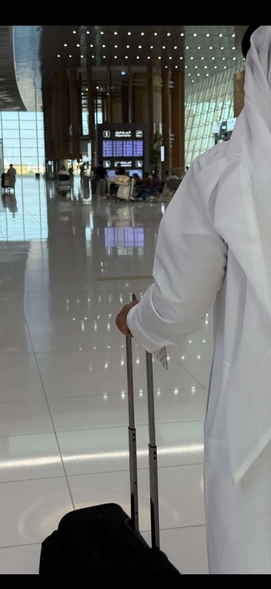 saltankw84's tweet photo. للسفر  ( ٧ )  فوائد     ✈️ 

 لأصدقاء : 
صالات القدوم و المغادره 
والتكت و البوردنق 

ويحبون سماع النداء الأخير👂 
على المسافرين الكرام التوجه للبوابه رقم ؟

قلوبنا ماهى محطه ترانزيت !
حسو بها ياللي تمرون فيها 😍

بس اللي سافرو طافهم : 
 
الرطب والرقي لإنه بس عند الخليج وأهله 👅 https://t.co/auFt0VUQCJ