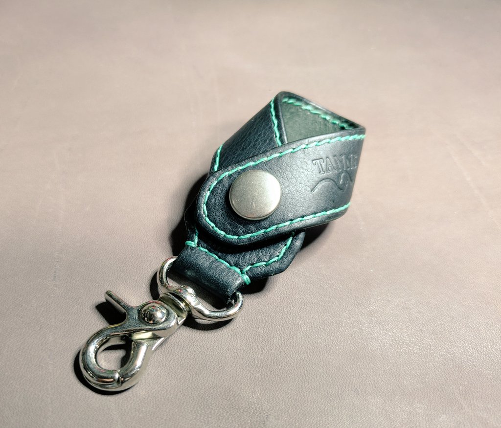usk_craft's tweet photo. 新作発表！！
バッグストラップを作成しました！
ペットボトルホルダーや、小型扇風機を持ち運ぶ際に、
内側に金具を垂らして鍵や、貴重品を見つけやすくしたり、
様々な場面で使用可能です！！
https://t.co/6mOksIcALF
こちらのサイトで販売中です！！！

#レザー
#レザークラフト
#ストラップ https://t.co/60vLMHIL7x