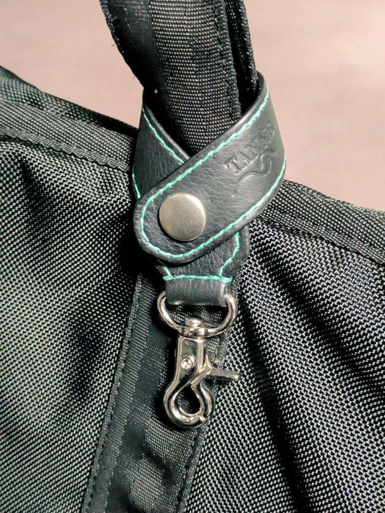 usk_craft's tweet photo. 新作発表！！
バッグストラップを作成しました！
ペットボトルホルダーや、小型扇風機を持ち運ぶ際に、
内側に金具を垂らして鍵や、貴重品を見つけやすくしたり、
様々な場面で使用可能です！！
https://t.co/6mOksIcALF
こちらのサイトで販売中です！！！

#レザー
#レザークラフト
#ストラップ https://t.co/60vLMHIL7x