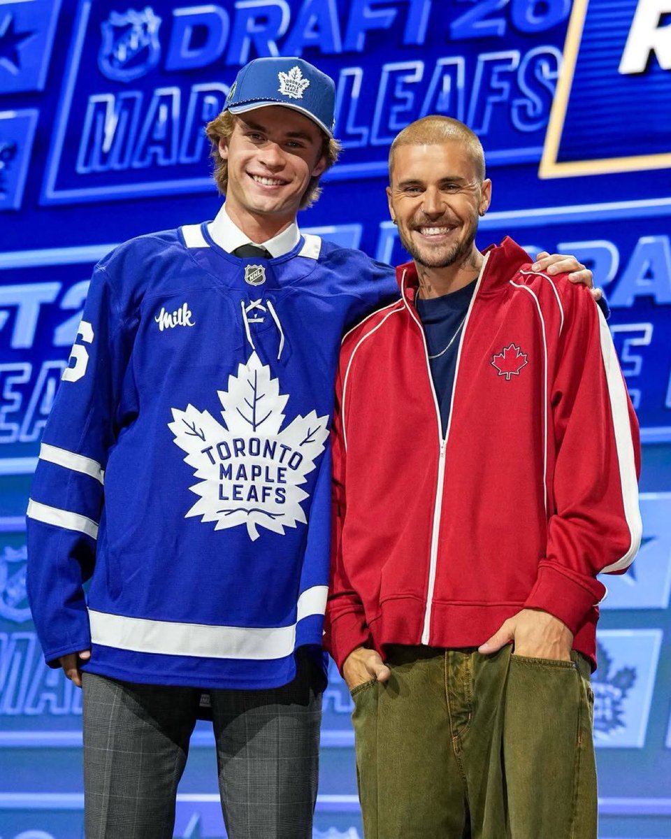 Gabyrocha97's tweet photo. Nova foto de Justin Bieber e Gavin McKenna no #NHLDraft https://t.co/xNnJWYi8Qp