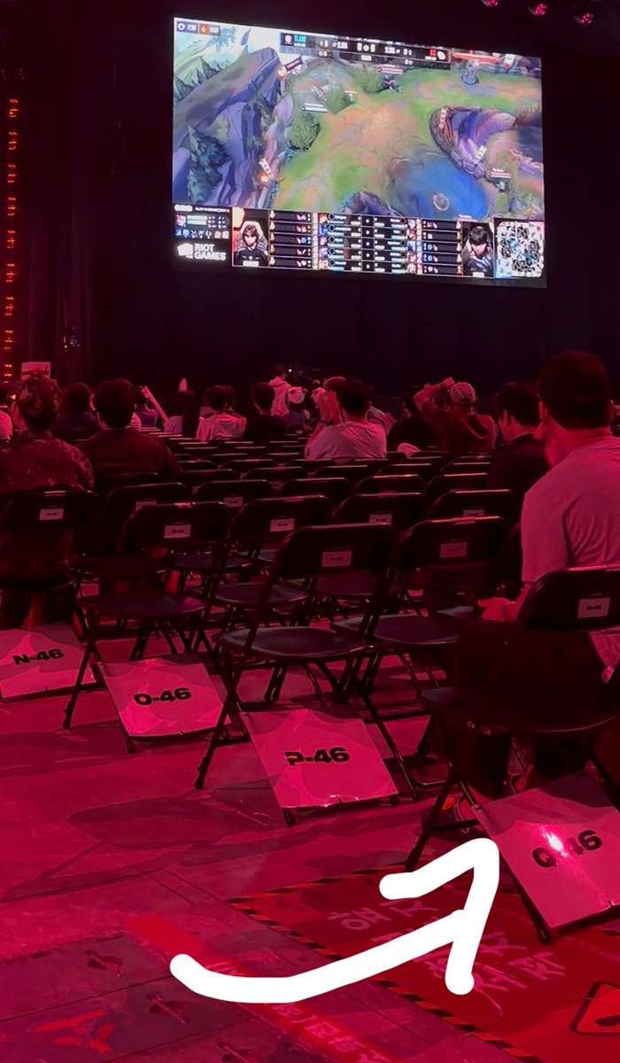 yan3321's tweet photo. did the fire inspector come around or smth cuz I saw the seat I got for finals was perfectly fine yesterday #MSI2026 https://t.co/j6eYukAw0Z