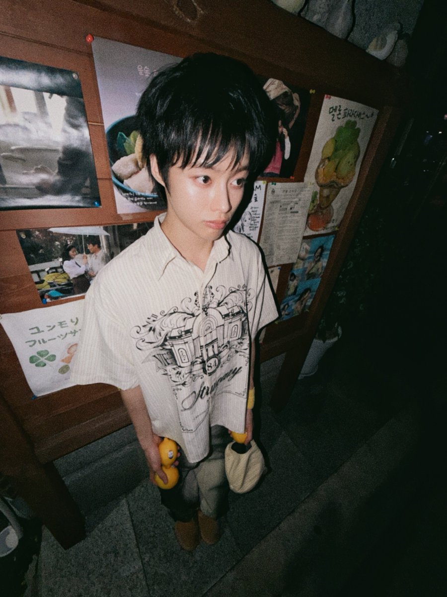 Chimeocua_HB's tweet photo. [20260701] #hanbinori IG update | 상큼하게 시작하는 7월 ✨ 잘 부탁해요~ ♡☀️ 
Bắt đầu tháng 7 đầy tươi mới ✨ Mong mọi người tiếp tục ủng hộ mình nhé~ ♡☀️ 

----------
Cảm ơn HanBin đã diện chiếc áo của "Chị Em Mèo" tặng để chụp bộ ảnh đầu tháng 7 xinh iu quá nè. 🥰 Áo còn có chữ "VIETNAM" 🇻🇳 nữa, ý là sắp tới có gì mới đúng không ta? 🥰

#HANBIN_TEMPEST 
#HANBIN 
#NGÔ_NGỌC_HƯNG
#HANBINS_CAT_SISTERS