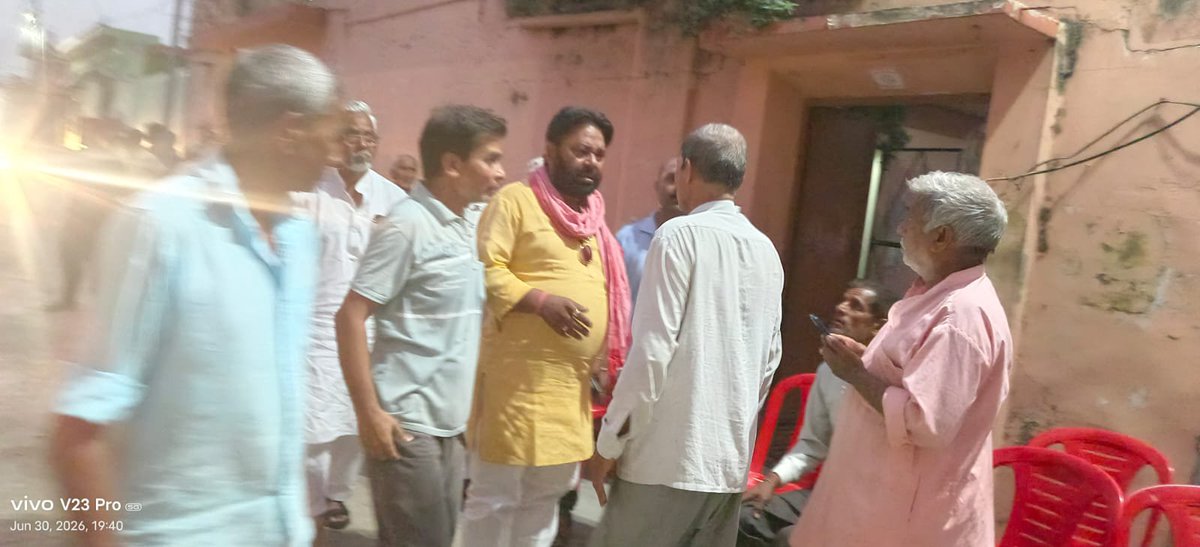 manojparasmla's tweet photo. कल दिनांक 30 जून 2026 को अपनी विधानसभा क्षेत्र नगीना के ग्राम शाहपुर सुक्खा के पूर्व ग्राम प्रधान ज्ञानेश्वर राजपूत जी उर्फ नीटू भाई की भाभी के देहांत की सूचना मिलने पर विधायक नगीना (पूर्व मंत्री) माननीय मनोज पारस जी  ने उनके आवास पर पहुंचकर शोक संतप्त परिवार से मुलाकात की और अपनी गहरी संवेदनाएं व्यक्त कीं। ईश्वर से प्रार्थना है कि पुण्यात्मा को अपने श्री चरणों में स्थान दें एवं इस कठिन समय में पूरे परिवार को यह अपार दुख सहन करने की शक्ति प्रदान करें।ॐ शांति! 🙏  
#akhileshyadavsamajwadiparty 
#ManojParasMLANagina 
#ManojParasExMinister 
#Nagina