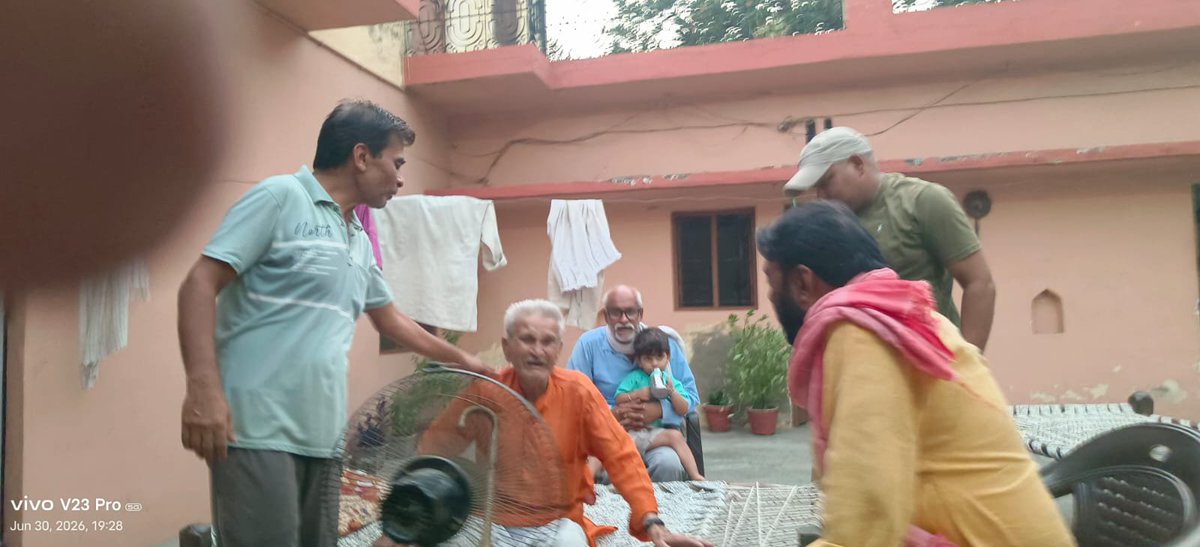 manojparasmla's tweet photo. कल दिनांक 30 जून 2026 को अपनी विधानसभा क्षेत्र नगीना के ग्राम शाहपुर सुक्खा के पूर्व ग्राम प्रधान ज्ञानेश्वर राजपूत जी उर्फ नीटू भाई की भाभी के देहांत की सूचना मिलने पर विधायक नगीना (पूर्व मंत्री) माननीय मनोज पारस जी  ने उनके आवास पर पहुंचकर शोक संतप्त परिवार से मुलाकात की और अपनी गहरी संवेदनाएं व्यक्त कीं। ईश्वर से प्रार्थना है कि पुण्यात्मा को अपने श्री चरणों में स्थान दें एवं इस कठिन समय में पूरे परिवार को यह अपार दुख सहन करने की शक्ति प्रदान करें।ॐ शांति! 🙏  
#akhileshyadavsamajwadiparty 
#ManojParasMLANagina 
#ManojParasExMinister 
#Nagina
