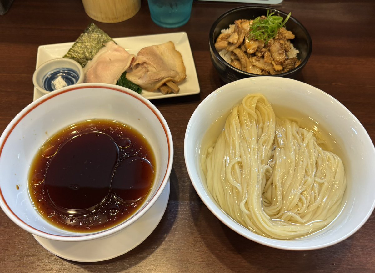 everycheatday's tweet photo. 2026.7.1の昼ごはん

『とものもと』さん（東海神）
・つけめん
・チャーシューご飯

怪我で休業していたこちらが本日より営業再開との事なので奥様を船橋のイオンモールに連れて行って買い物を楽しんでもらってる間にお昼ごはん

まだ全快ではないようで
お大事になさってください

また来る https://t.co/MksFujRDTD