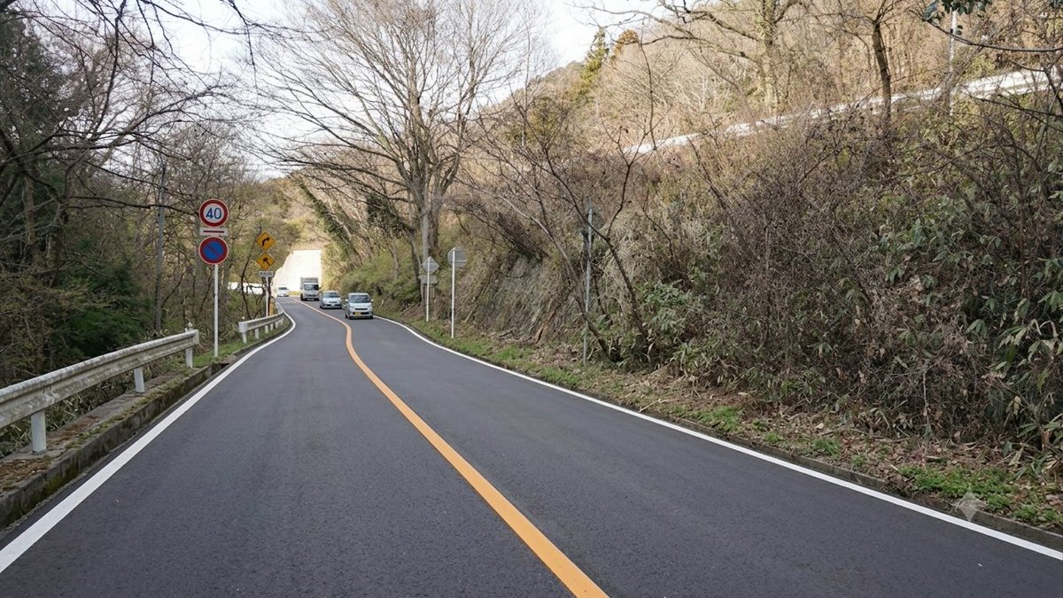 rei_zero39p's tweet photo. とある旧国道の廃道になる前の姿をAIで再現！！
色々とツッコミどころはあるが、道路の面影が残っていればそこそこ再現できると思った。

さて、この場所が分かったら凄いかも？ https://t.co/c9ZtcryCEV